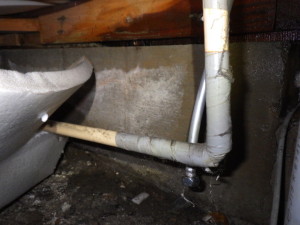 足立区保木間|キッチンの壁の中の給湯管の水漏れ修理