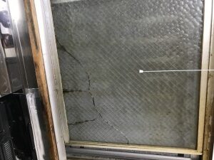 荒川区荒川｜網入りガラスのひび割れ・ガラス交換