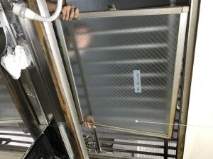 荒川区荒川｜網入りガラスのひび割れ・ガラス交換